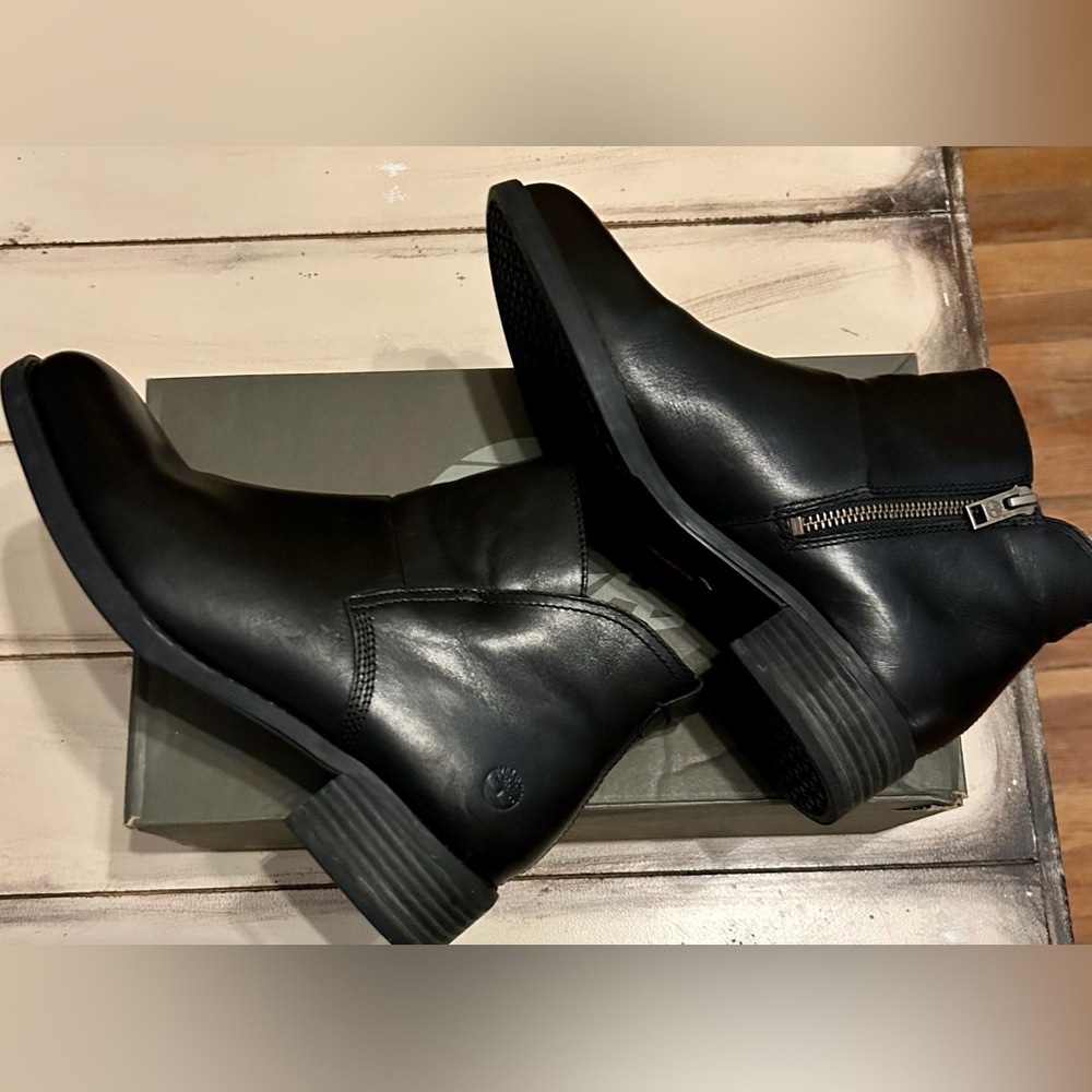 Timberland Chelsea boot. Womens size 9. Like new!